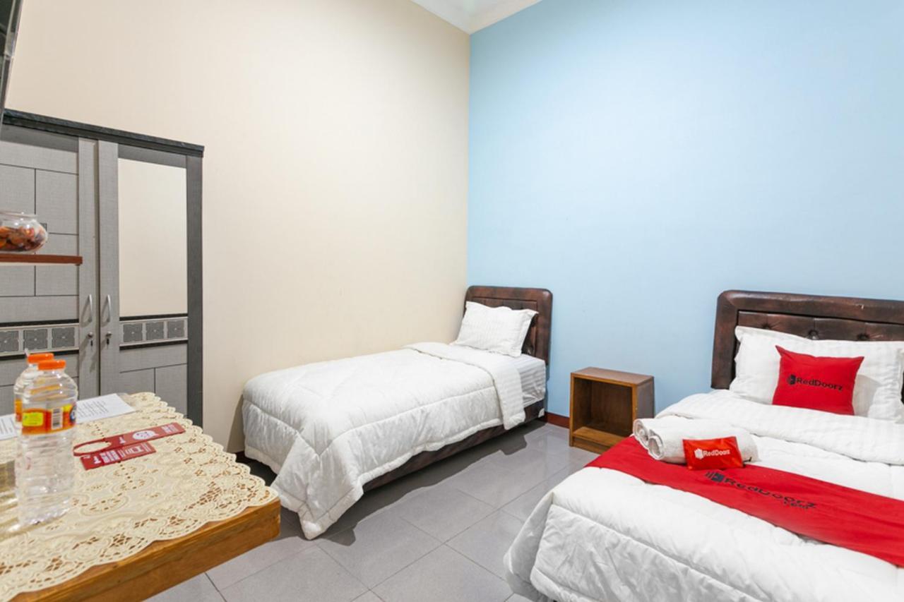 Reddoorz Syariah @ Sakinah Guesthouse Sragen Exterior photo